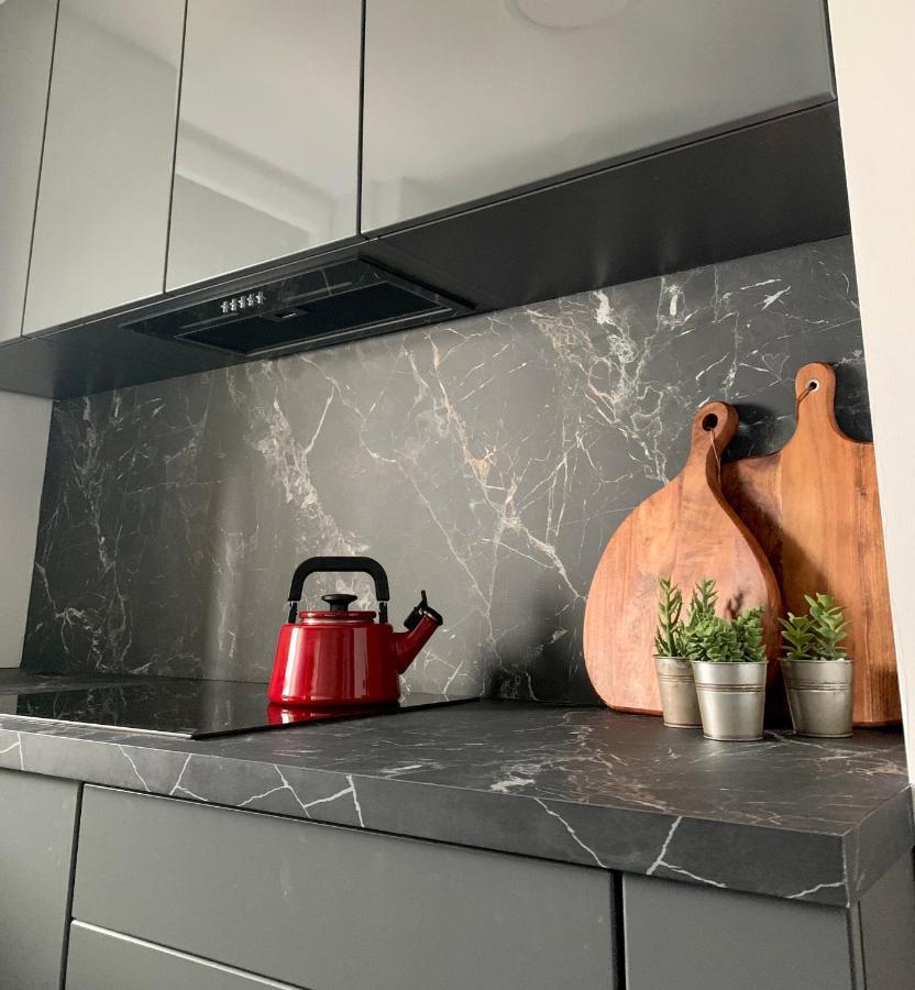 Metro Trocka Apartment ワルシャワ エクステリア 写真